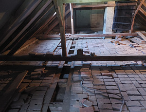 Zateplení stropu rodinného domu pomocí foukané izolace